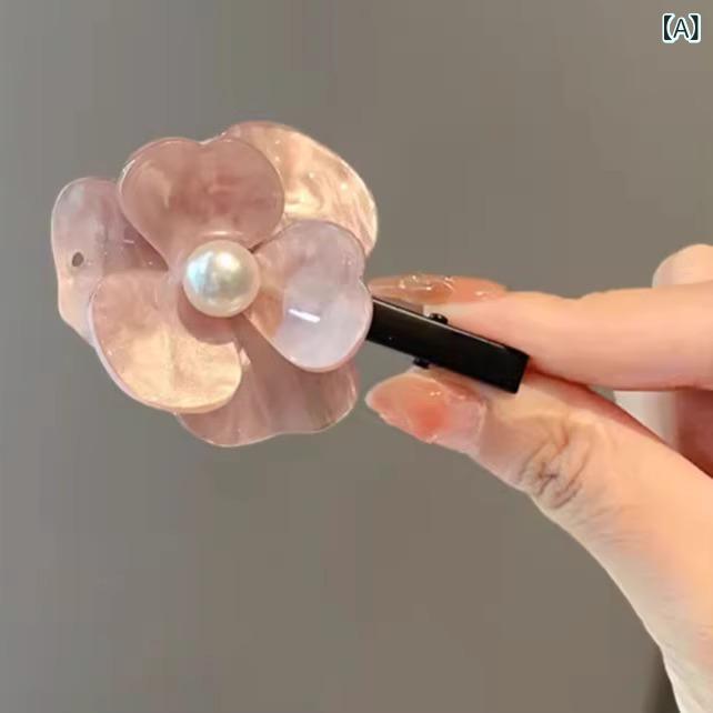 ・素材: アクリル・加工方法: 手作業・ヘアクリップの種類: ダックビルクリップ・カラー展開: ピンクの花、コーヒー色の花、緑の花、灰色のヘアクリップ・スタイルカテゴリ: フレッシュスイート・カテゴリ: ヘアアクセサリー・対象: 女性