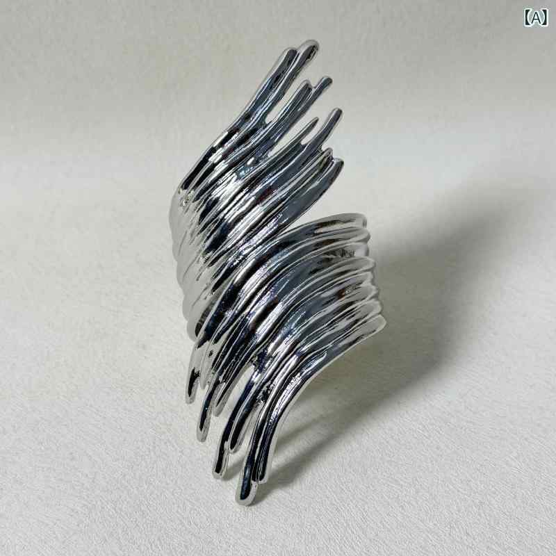 手首アクセサリー 女性用 金属製 波浪デザイン 流線形 螺紋加工 開口部 スプリング式 手錠 手首リング 軽量 高級感 幅広 バングル 腕輪 ゴールド シルバー 春季 ファッション 通勤用 合金 電気メッキ加工