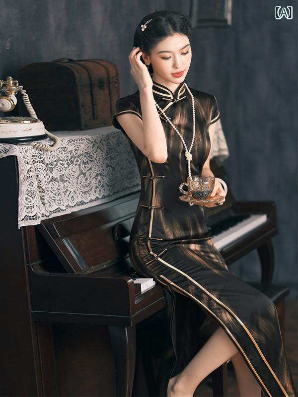 ・カテゴリ: チーパオ・スタイル: レトロ・主な素材: 桑蚕丝90-95%、スパンデックス5-10%・丈: ロング丈・ネックライン: スタンドカラー・襟型: 斜め襟・袖丈: 三分袖・スリット: 低スリット・性別: 女性・対象年齢: 成人・サイズ展開: S,M,L,XL,2XL,3XL・カラー展開: ブラック