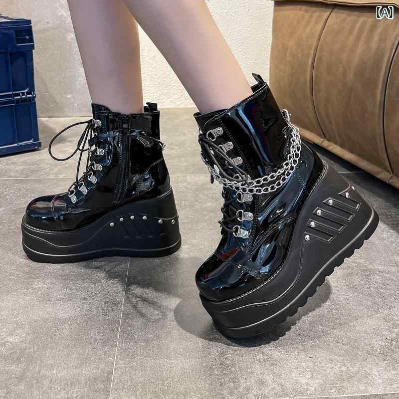Loose - レディース ブーツ 大きいサイズ 黒 丸トゥ チェーン ベルトバックル サイドジップ 防水台 超高ヒール 8cm以上 坂型ヒール 透気性 耐摩耗 包み込み ゴム底 秋冬 通勤 普段使い 欧米風