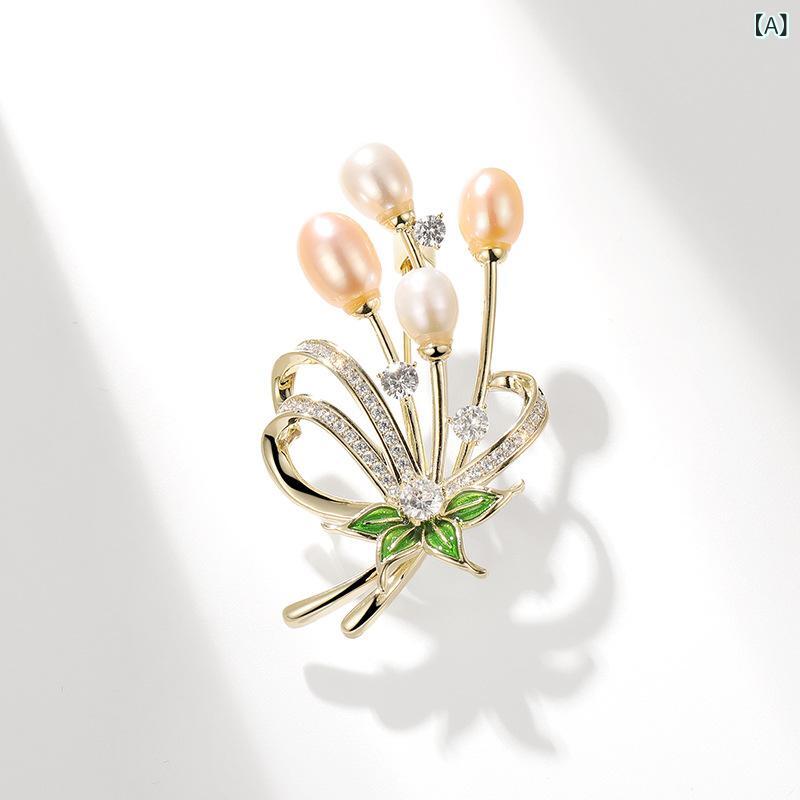 ブローチ 女性用 天然淡水パール 花束 コサージュ コート アクセサリー コートピン コサージュピン 電気メッキ加工 金色 ピンク系 ホワイト 花卉 植物モチーフ 冬 秋冬 コート飾り ファッション コート用 ピン 飾りピン 通勤 OL スタイル 花 モ