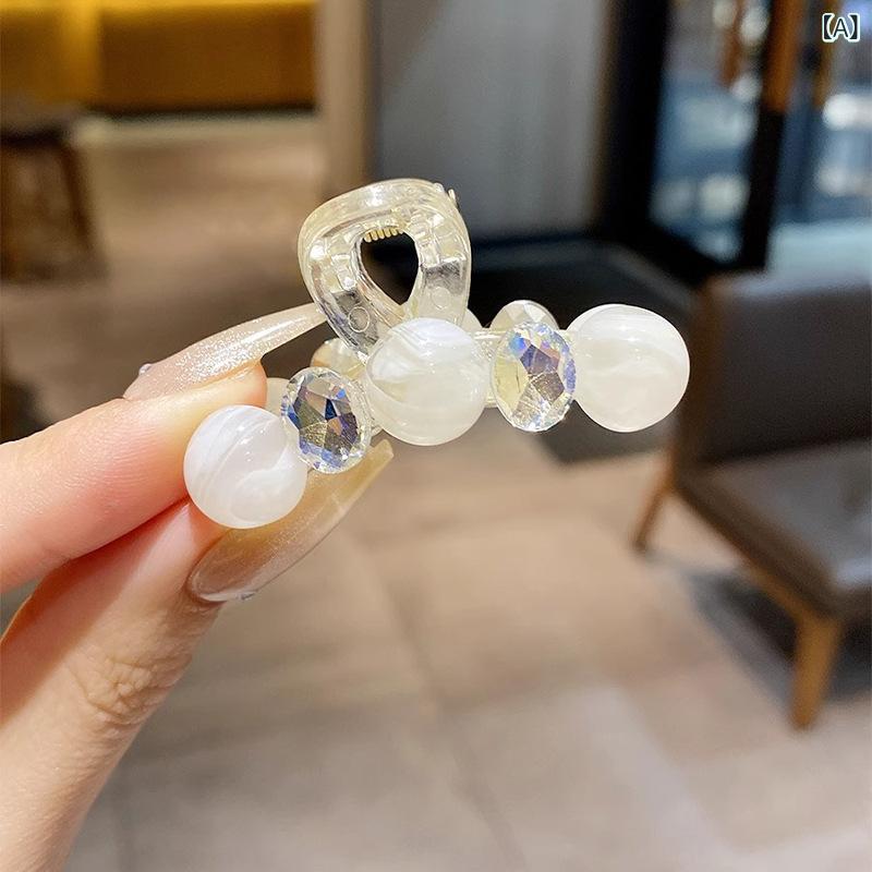 ・カテゴリ: ヘアアクセサリー・スタイル: 甘め・主な素材: プラスチック/樹脂・: 5cm小つかみクリップ・加工: ・種類: つかみクリップ・カラー展開: オフホワイト、淡ピンク・装飾: ビーズ、水晶・対象: 女性