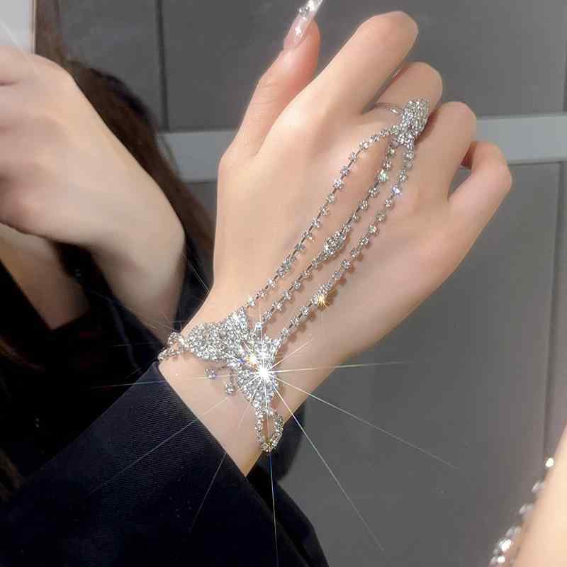 Chromium - 手链 女性用 蝶々モチーフ 水钻 ジルコニア 手環 指輪 一体型 金色 銀色 接触冷感 電気メッキ加工 軽量 高級感 気品 ファッション アクセサリー 春夏 トレンド かわいい 普段使い 通勤用 切り替え デザイン 伸縮性 吸湿速乾