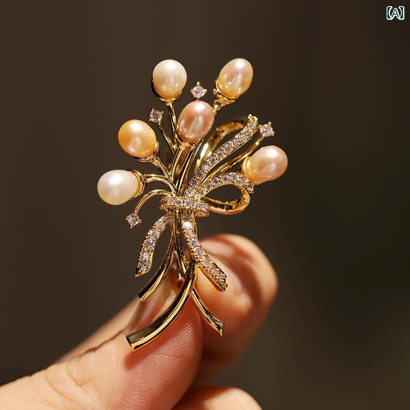 ブローチ 天然淡水パール 樹枝 花朵 花卉 梅花 桃花 電気メッキ加工 女性用 高級感 コートピン ファッション アクセサリー 装飾 コサージュ ピン 樹枝モチーフ 花束 華やか 秋冬 OL 通勤