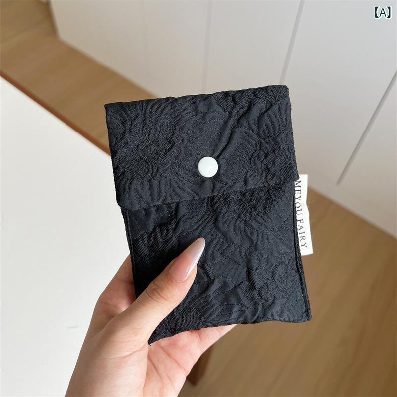 ・スタイル: ストリート・素材: ふわふわ・柄: 花柄・流行要素: 刺繍、格紋・裏地: ポリエステル・カラー展開: 黒、青格子、刺繍青、刺繍緑、刺繍紫・機能: 収納・対象: 女性
