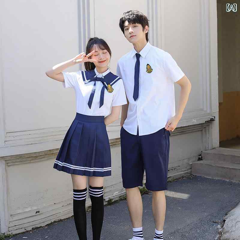 ・カテゴリ: 校服（制服）・対象年齢: 8歳以上、身長140cm以上・性別: 男女兼用・主な素材: 綿・素材比率: 50%以上70%未満・安全基準: A類・カラー展開: 女性用白半袖+青ボーダースカート+セーラー襟+バッジ、男性用白半袖+青ショートパンツ+青ネクタイ+バッジ、女性用青半袖+青ボーダースカート+セーラー襟+バッジ、男性用青半袖+青ショートパンツ+青ネクタイ+バッジ、女性用青半袖+白ボーダースカート+セーラー襟+バッジ、男性用青半袖+白ショートパンツ+青ネクタイ+バッジ、男性用青半袖+白ロングパンツ+青ネクタイ+バッジ・サイズ展開: XS、S、M、L、XL、XXL、3XL、4XL、5XL、6XL