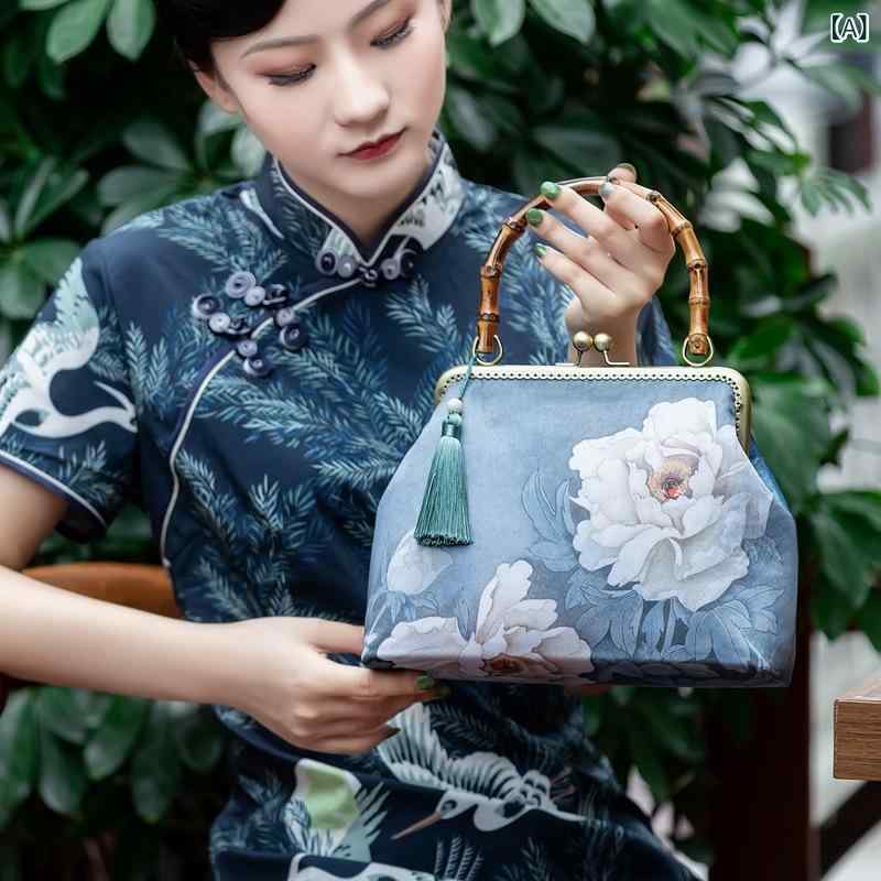 ・カテゴリ: 女性用ショルダーバッグ・主な素材: 金属・バッグサイズ: 中型・柄: プリント・形状: 横型スクエア・開閉方式: ホック・内部構造: カードポケット・ストラップ数: 1本・使用シーン: レジャー、旅行・対象性別: 女性