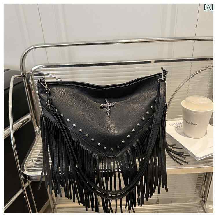 ・カラー展開: ブラック、ダークブラウン、ピンク、ホワイト・スタイル: ストリート・主な素材: PU・バッグタイプ: 脇下バッグ・サイズ: 大・装飾: スタッズ、フリンジ・裏地: ポリエステル・形状: 横型方形・開閉方式: ジッパー・内部構造: ジッパー隠しポケット・硬さ: ソフト・外部ポケット: 内側ポケット・ストラップ数: 1本・用途: 日常