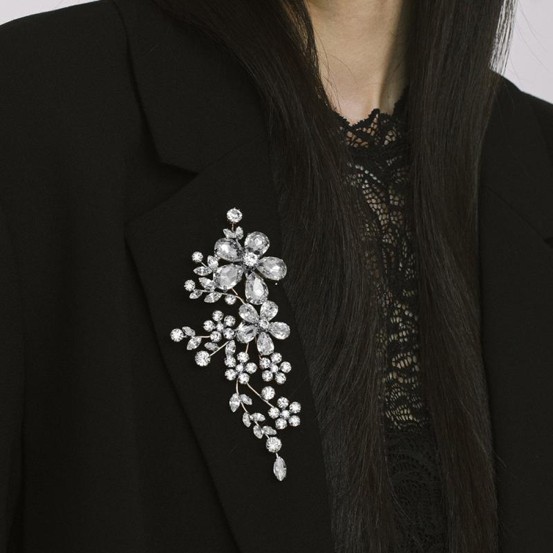 Necklaces, Braclets - ブローチ 花 モチーフ 女性用 ジルコニア 装飾 電気メッキ加工 金色 銀色 花卉デザイン 華やか 秋冬 フォーマル 礼服 配飾 軽量 合金 人工宝石 華奢 かわいい ピン留め アウトドア 通勤 普段使い 旅行記念