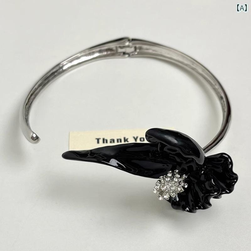 Boulder - チョーカー ネックレス 女性用 金属 合金 電気メッキ加工 珐琅 アイリス 花モチーフ 開き式 リボン 蝶結び 甘め クール 個性派 ブラック ピンク系 レッドブラウン ホワイト 夏 2025