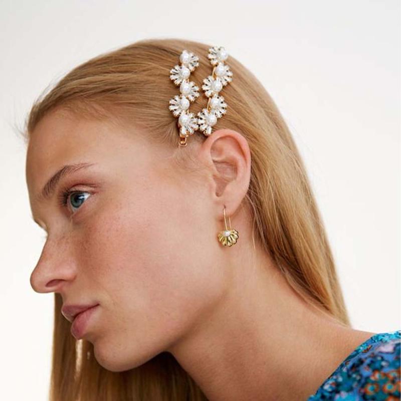 ・カテゴリ: ヘアアクセサリー・タイプ: バナナクリップ・素材: ラインストーン・加工: メッキ・スタイル: シンプル・: 花・カラー展開: シルバー、金・対象: 女性