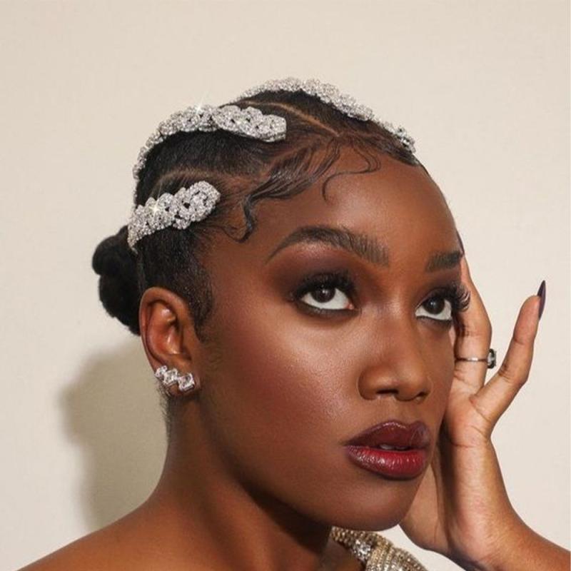 ・カテゴリ: ヘアアクセサリー・スタイル: 欧米・スタイル分類: ファッション通勤・素材: ラインストーン・種類: 一文字クリップ・カラー展開: シルバー,ゴールド・対象: 女性用・流行要素: リング・流行要素分類: 幾何学