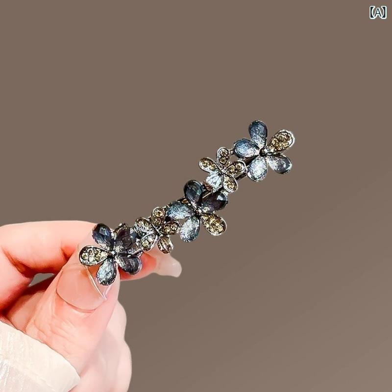 ヘアクリップ 女性用 花 モチーフ 水晶 装飾 サイド ピン バングス 固定 鴨嘴 型 合金 素材 電気メッキ加工 琉彩 カラーバリエーション 冷淡風 個性 スタイル 春夏 百搭 かわいい ヘアアクセサリー 日常使い 軽量 華やか 高級感