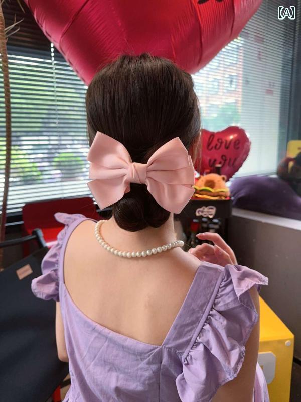 ・カテゴリ: ヘアアクセサリー・スタイル: 日韓・スタイル分類: スイート・主な素材: アクリル・: 蝶結び・種類: ダックビルクリップ・加工: ・カラー展開: ピンク、ブラック、ホワイト・対象: 女性