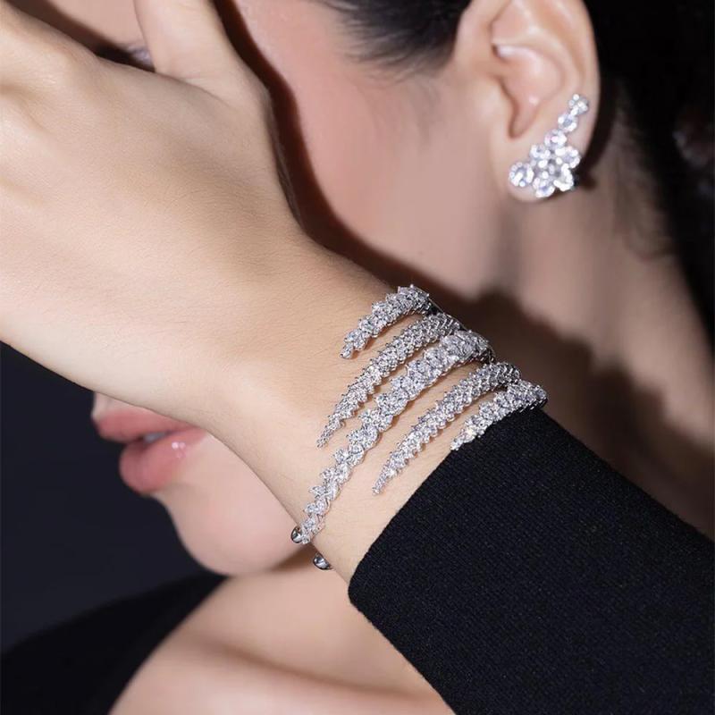 Necklaces, Braclets - 手首アクセサリー 女性用 ジルコニア ブレスレット 幾何学デザイン 人気 銀色 金色 電気メッキ加工 軽量 ファッション 通勤 普段使い 2025春夏 トレンド リング バングル 腕輪 ハンドメイド風 華奢 洗練 カジュアル キラキラ
