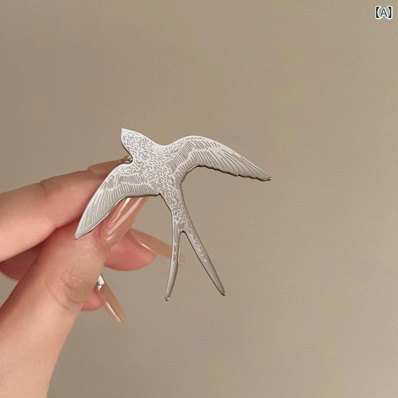 ブローチ 女性用 燕子 動物 シルバー ゴールド 秋冬 電気メッキ加工 切り替え かわいい 清新 甘め ツインウェイ 普段使い アクセサリー 装飾品 高級感 軽量 ファッション