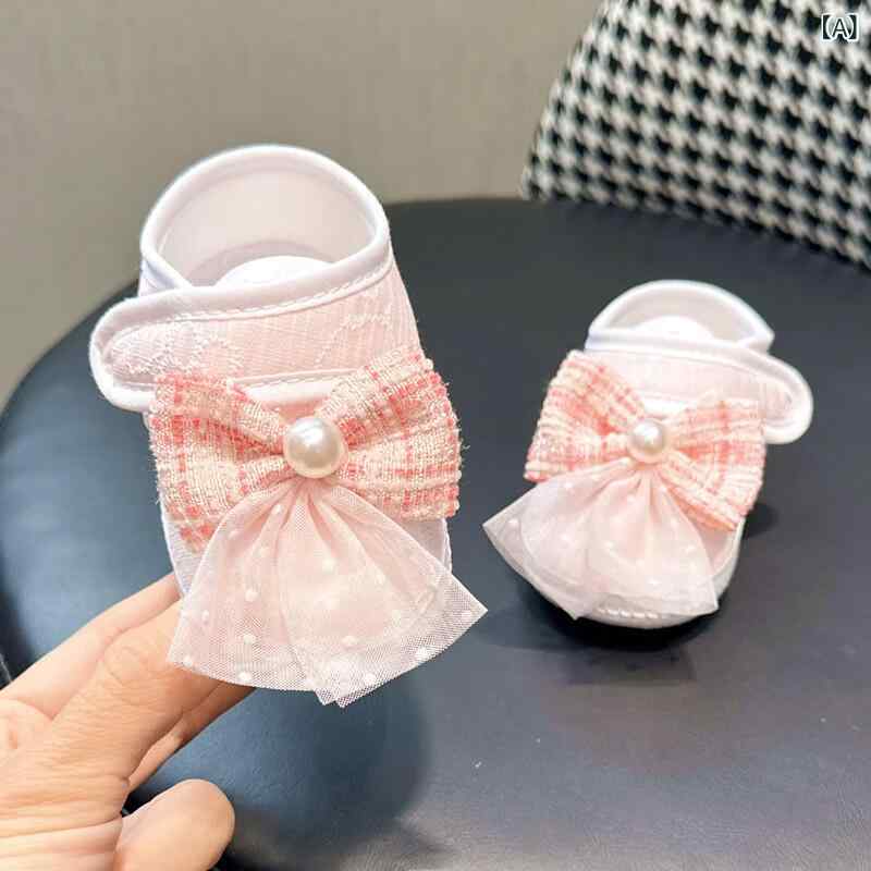 ・カテゴリ: 歩き始めシューズ・スタイル: かわいい・シューズアッパー素材: 綿・ソール素材: 接着粒底・柄: 無地・カラー展開: ピンク、アプリコット、ライトグリーン・サイズ展開: S、M、L・対象性別: 女子・機能: 滑り止め・着脱方法: 面ファスナー・内寸: S:10.5cm、M:11cm、L:12cm・適用年齢: 6-12ヶ月