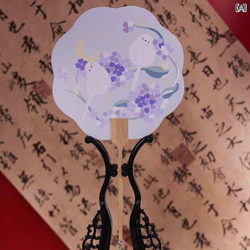 ・カテゴリ: 団扇・主な素材: 紙・サイズ: 20cm・柄: 印刷・骨: 竹・スタイル: 中国風・カラー展開: 白カード古風-八瓣-晚安阿啾、白カード古風-昙花一夢紫、白カード古風-昙花一夢水藍、白カード古風-昙花一夢粉、白カード古風-金桂玉兎橙、白カード古風-金桂玉兎緑、白カード古風-圓-柿柿如意、白カード古風-八瓣-三多携錦、白カード古風-八瓣-蓬萊仙、白カード古風-飛仙-拂玉展、白カード古風-飛仙-向天歌-黄、白カード古風-飛仙-向天歌-水藍、白カード古風-八瓣-喵栖、白カード古風-八瓣-桃花折酒、白カード古風-八瓣-松雪石草花、白カード古風-八瓣-茶色流煙、白カード古風-八瓣-魚戲蓮、白カード古風-単面-春日宴、白カード古風-単面-平安喜樂、白カード古風-単面-多宝塔帖、白カード古風-単面-蘭亭集序、白カード古風-単面-千里江山、白カード古風-単面-青山不語、白カード古風-単面-山海巍峨