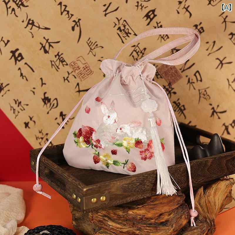 ・スタイル: 国風・主な素材: ポリエステル・バッグサイズ: 小・柄: 刺繍・裏地素材: ポリエステルコットン・バッグ形状: 縦型四角・開閉方式: ドローコード・内部構造: カードポケット・硬度: 中・外ポケット: スリットポケット・ストラップ数: 1・カラー展開: ピンク、ホワイト、ベージュ、ブルー