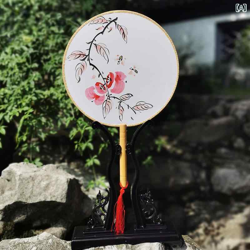 ・カテゴリ: うちわ・主な素材: 布・サイズ: 21cm・製作方法: ・骨材: 木・スタイル: 中国風・柄: ぶどう、蜂、竹、猫、金魚、小花、ガチョウ、柳燕、豊実、独望、エビ、群梅、蜂遊び、生機、ざくろ、蘭石、立翠、成双、橙蝶