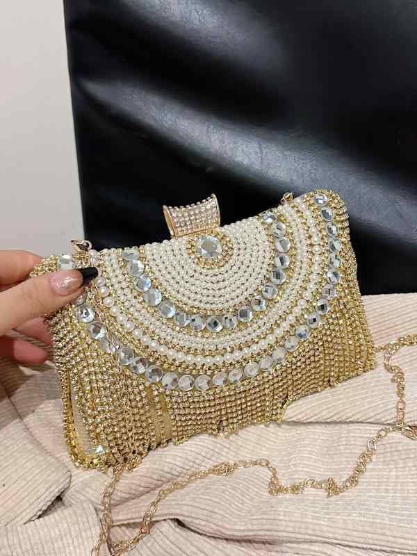 パーティーバッグ 女性用 クラッチバッグ イブニングバッグ 金属製 小方形 横型 硬め 流蘇 ビーズ ラインストーン 装飾 ロック 開閉 携帯ポケット 付き 立体形状 ポケット なし 日常使い コーデ 金色 黒 銀色 欧米風 ヴィンテージ スタイル