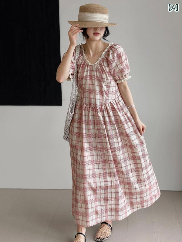 ワンピース 女性用 格子柄 ロングドレス Aライン Vネック 短袖 泡袖 切り替え 綿素材 赤格子 青格子 2025夏 韓国風 快適カジュアル ゆったり腰回り 日韓スタイル 復古デザイン 減龄 斜肩 セットアップ不要 長丈スカート 条紋柄 軽やか 吸湿速