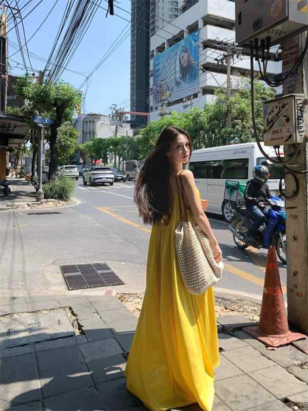 Rakuten - ワンピース レディース 夏 吊り紐 背中開き ロングスカート ゆったり Aライン イエロー 純色 TR素材 PVC混 ノースリーブ 丸首 セットイン ゆったり腰回り ゆったりシルエット 大型フレア 春夏 ゆったりフィット リラックススタイル 復古風