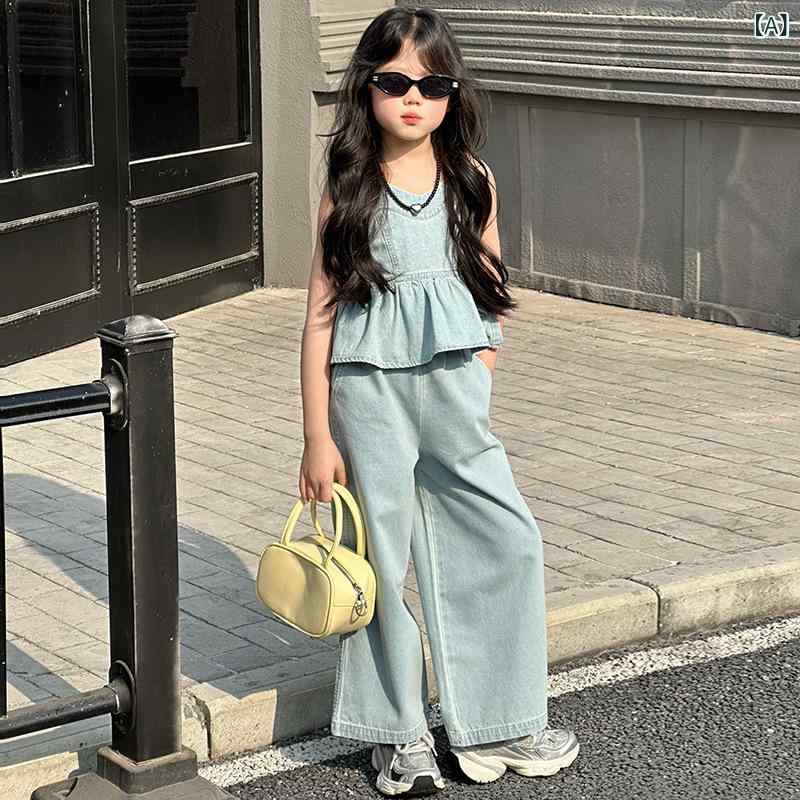 ・カテゴリ: キッズセットアップ・性別: 女性・スタイル: 韓国・セットアップ種類: パンツセット・セットアップ枚数: 2点セット・適合年齢: 8歳以上、140cm以上・袖丈: ノースリーブ・パンツ丈: ロング・柄: 無地・カラー: デニム・サイズ展開: 120cm, 130cm, 140cm, 150cm, 160cm, 170cm・主な素材: アセテート繊維80%、綿混紡・厚さ: 薄手・生地加工: 柔らか加工・クロージャー: プルオーバー・要素: セットアップ、トレンド