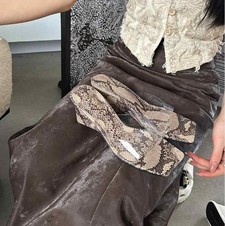 サンダル レディース 方頭 透明 PVC ウェッジヒール ヒョウ柄 夏 春夏 白色 ブラック 蛇紋 一文字 女性用 靴 クリア素材 ゴム底 PU内張り 通気性 軽量 普段使い カジュアル 足元おしゃれ 透明ヒール ウェッジソール 防水加工