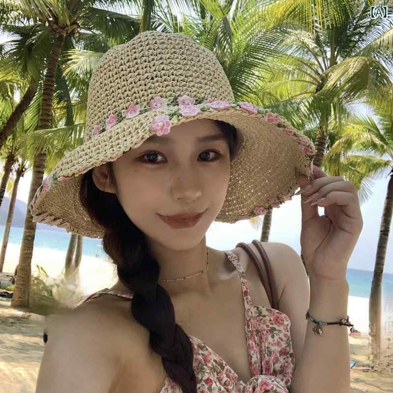 ・カテゴリ: 麦わら帽子・: 花柄・帽子の形状: ラウンドトップ・つばの形状: ワイドブリム・カラー展開: ピンク花柄（オフホワイト）、ピンク花柄（カーキ）、ブルー花柄（オフホワイト）、ブルー花柄（カーキ）・サイズ展開: フリーサイズ・機能: 日よけ、紫外線対策、首元保護、通気性、防風・スタイル: キュート、フェミニン、田園風、リゾート、小粋・主な素材: 草編み・製法: 編み込み