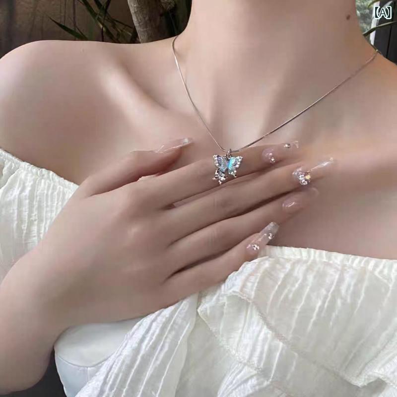 乐天商城 - ネックレス 女性用 かわいい 蝶 幻彩 鎖骨チェーン 気質 気高さ 清新 甘め 几何型 合金 電気メッキ加工 ブルー ピンク 軽量 夏 百搭 アクセサリー チェーン ペンダント 華奢 女性 トレンド ファッション ジュエリー