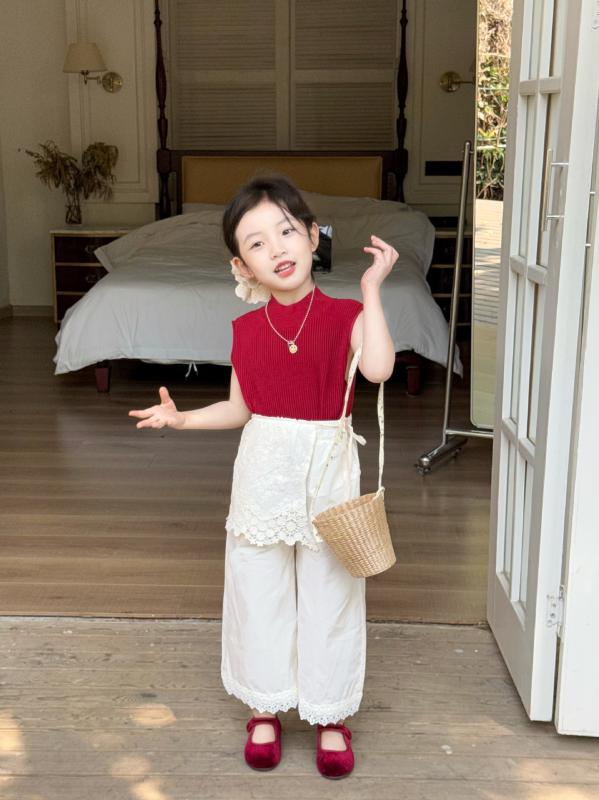 ・性別: 女・スタイル: 韓国風・カテゴリ: ニットベスト・対象年齢: 中小童（3〜8歳、身長100〜140cm）・生地加工: 柔軟処理・柄: 無地・素材: アクリル 80%・ネックライン: ハイネック・フード: なし・カラー展開: レッド・サイズ展開: 90cm、100cm、110cm、120cm、130cm、140cm・商品カテゴリ: キッズ用ベスト・キャミソール
