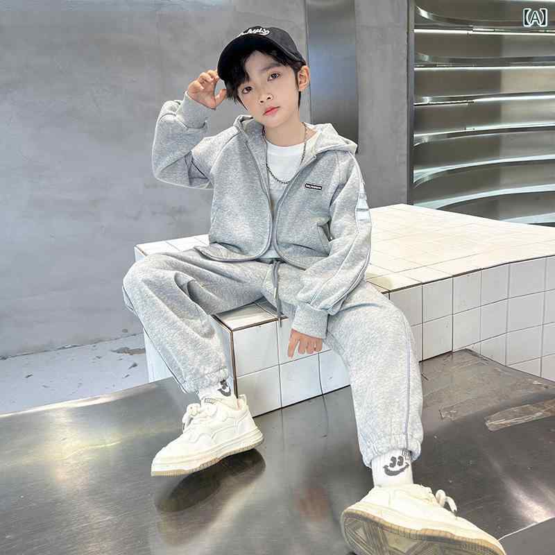 ・カテゴリ: 子供パンツセット・スタイル: 韓国版・対象性別: 男の子・セット数: 2点・袖丈: 長袖・パンツ丈: ロング・生地加工: 柔軟処理・厚み: 薄手・柄: ストライプ・主素材: 綿・トップス閉じ方: ジッパー・カラー: グレー・サイズ展開: 120cm,130cm,140cm,150cm,160cm,170cm