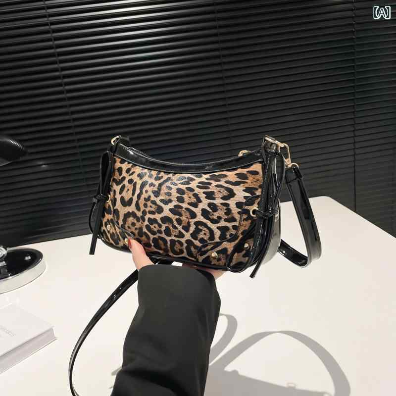 ・カラー展開: ブラック、ホワイト、レッド、ブラウン・スタイル: 都市ミニマル・主な素材: PU・バッグの形状: 横型スクエアバッグ・サイズ: 小・人気の要素: 縫い糸・裏地素材: ポリエステル・開閉方式: ファスナー・バッグの内部構造: 携帯電話ポケット・硬さ: ソフト・外ポケットの種類: 立体ポケット・ショルダーストラップの本数: 1本・着用シーン: 日常