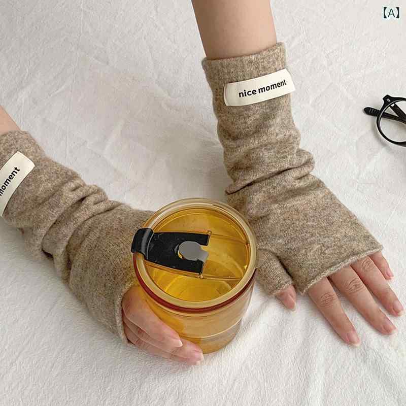・カテゴリ: 保暖手袋・スタイル: 指抜き・機能: タッチスクリーン、保暖、防風・カラー展開: カーキ、シルバーグレー、ブラック、アップルグリーン、西柚オレンジ、チーズブルー・主な素材: ウール・スタイル分類: ファッション通勤・柄: プリント・流行要素: 文字