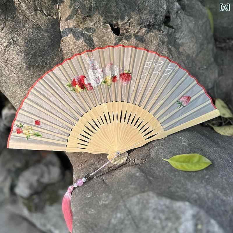 ・カテゴリ: 扇子・主な素材: 布・サイズ: 20cm・技法: 刺繍・骨材: 竹・スタイル: かわいい・柄展開: いちごうさぎ、蘭と蝶、竹隠れ、蝶化、桃花落、千里江山、柳燕、栀子花、九尾狐、瑞鶴、黄玉蘭、青蝶、いちご兎、銀杏、桂花兎、紫藤、白玉蘭、蓮花
