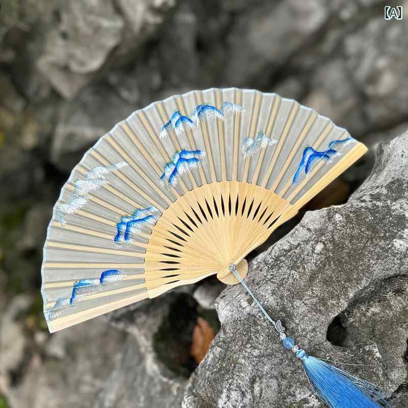 ・カテゴリ: 古風扇・素材: 布・サイズ: 20cm・技法: 刺繍・骨組み素材: 竹・スタイル: 中国風・カラー展開: 千里江山、惠蘭蝶、竹隠、化蝶、桃花落、嫩柳春燕、栀子花、九尾狐、瑞鶴、黄玉蘭、藍蝶、草莓兎、銀杏、桂花兎、紫藤、白玉蘭、紫蒼蘭、荷花