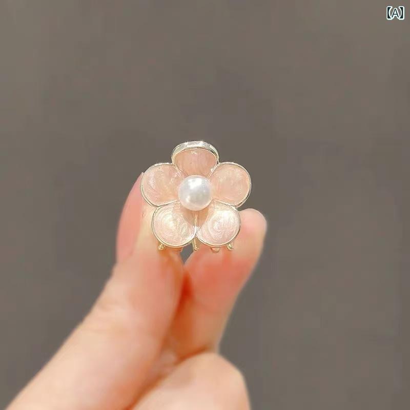・カテゴリ: ヘアアクセサリー・主な素材: 亜鉛合金・処理技術: 電気メッキ・ヘアクリップ分類: バンスクリップ・カラー展開: 珍珠花朵、山茶花小爪・デザイン要素: 花・スタイル: フレッシュ、甘め・ターゲット: レディース・デザイン要素分類: 植物、花