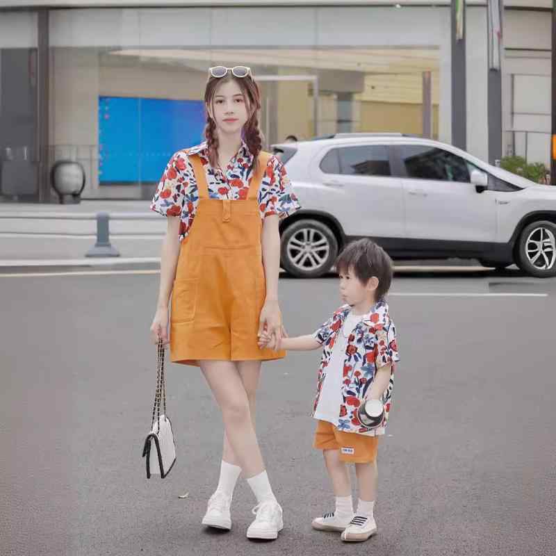 ・カテゴリ: 親子服・スタイル: カジュアル、スポーツ・アイテム: シャツ・対象: 男女兼用、ファミリー・主な素材: 綿 95%・生地加工: 柔軟加工・柄: 花柄・厚さ: 普通・安全基準: B類・カラー展開: トップス、イエローサロペット、イエローショートパンツ・サイズ展開: 80cm、90cm、100cm、110cm、120cm、130cm、140cm、150cm、大人S、大人M、大人L、大人XL、大人XXL、大人3XL、大人4XL