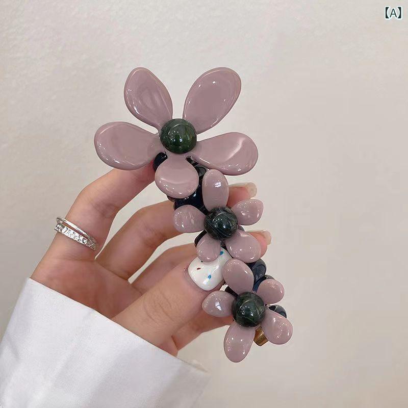 ・カテゴリ: ヘアゴム（スプリングヘアゴム）・素材: ゴム・加工技術: ハンドメイド・カラー展開: パープル、グリーン、ブラウン、ピンク、アンバー、ホワイト、ピンク+グリーン、パープル+グリーン、ピンク+パープル、ピンク+ホワイト、ピンク+ホワイト+ブラウン+グリーン、ピンク+パープル+グリーン、ピンク+ベージュ+アンバー+パープル+ブラウン+グリーン・デザイン要素: 花柄、花弁・スタイル: 田園風、フレッシュ、フェミニン・仕様: 高弾力