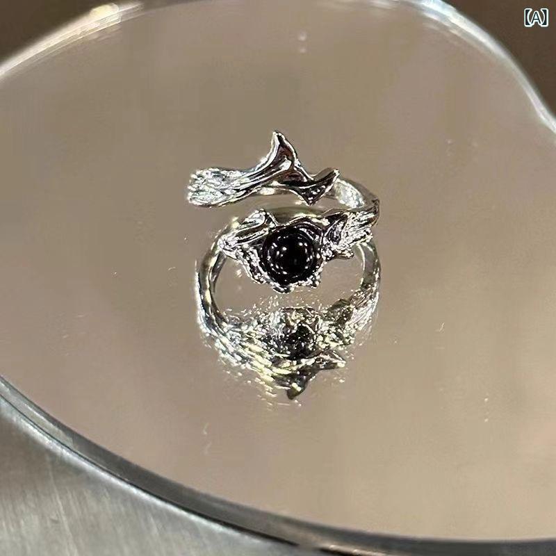 ・カテゴリ: 手飾り・サイズ: フリーサイズ・素材: 亜鉛合金・デザイン: 波（ウェーブ）・加工技術: 電気メッキ・カラー展開: M1261（ダーククロスリング）、M1262（ダークパラレルリング）、M1261クロス＆1262パラレル2点セット・トレンド要素: 面取りスクエアビーズ、幾何学・スタイル: フレッシュ＆スイート・対象: 男女兼用