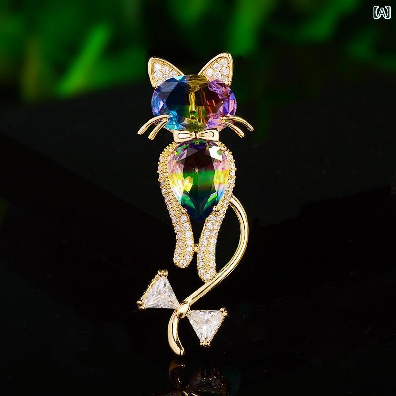 ・カテゴリ: ブローチ・主な素材: 銅、ジルコニア・対象: 女性・加工: 電鍍・カラー展開: マルチカラー、ブルー・モチーフ: 猫・スタイル: ファッション通勤・雰囲気: 高級感
