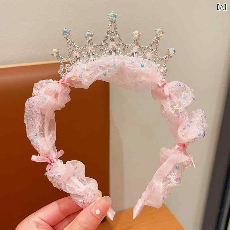 ・カテゴリ: ヘアアクセサリー・スタイル: プリンセス風・対象: キッズ・主な素材: チュール（紗）・デザイン: ジルコニアクラウン・カラー展開: サクラピンク、エルフブルー、ムーンライトホワイト・種類: カチューシャ、ヘアバンド・デザイン要素: ラインストーン、クラウン・推奨年齢: 3〜6歳、6〜10歳、10歳以上