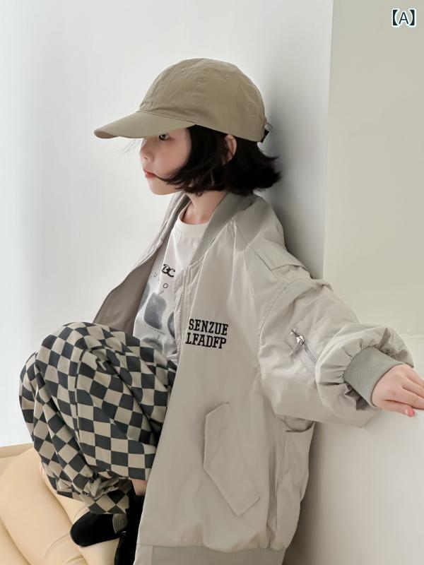 ・カテゴリ: 子供用ジャケット・アウター・対象性別: 男女兼用・対象年齢: 3〜8歳（身長100〜140cm）・スタイル: 韓国風・柄: アルファベット・厚み: 普通・生地加工: 柔軟加工・フード: なし・袖丈: 長袖・安全基準: B類・表地素材: ポリエステル ・裏地素材: 綿 95%・開閉仕様: ファスナー・カラー展開: グレー、ブラック・サイズ展開: 90cm、100cm、110cm、120cm、130cm、140cm、150cm・着丈: ショート丈