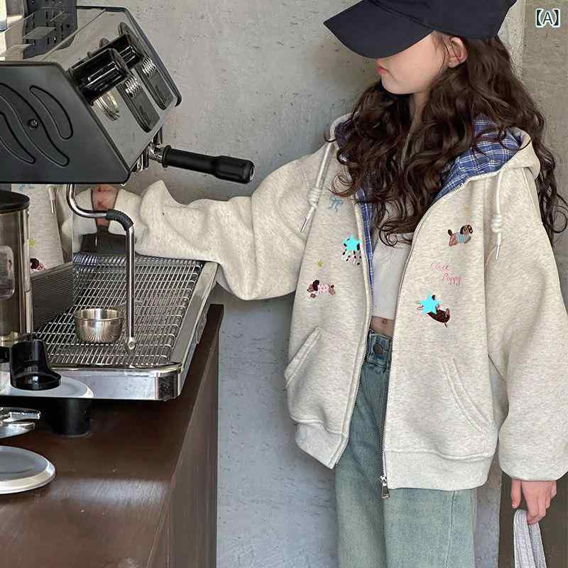 ・カテゴリ: 子供用ジャケット・アウター・対象: 女の子・スタイル: スポーツ・ネックライン: フード付き・袖丈: 長袖・柄: キャラクター・厚み: 普通・裏地素材: ポリエステル・留め具の種類: ファスナー・主な素材: ポリエステル・カラー展開: グレー、ネイビー・サイズ展開: 120cm、130cm、140cm、150cm、160cm、170cm・着丈: ショート丈