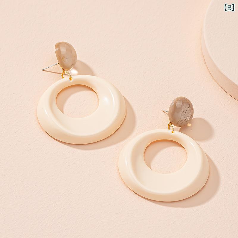 narukiの耳飾り レディース フープピアス フレンチ レトロ べっ甲風 大ぶり サークル アクリル シルバー925 上品 エレガント ブラウン アイボリー 揺れる プレゼント｜アングル2