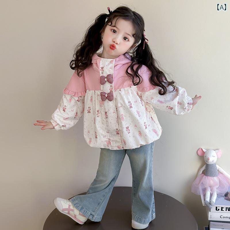 ・カテゴリ: 子供用アウター（ジャケット、コート）・対象性別: 女の子・対象年齢: 中小童（3～8歳、身長100～140cm）・ネックライン: 襟付き・スタイル: 韓国風・柄: 動物、漫画・厚さ: 普通・生地の加工: 柔軟加工・フード: あり（取り外し不可）・要素: 漫画、トレンド・袖丈: 長袖・主な素材: ポリエステル95%・裏地素材: ポリエステル95%・留め具: ジッパー・カラー展開: ピンク、ブルー・身長展開: 90cm、100cm、110cm、120cm、130cm、140cm