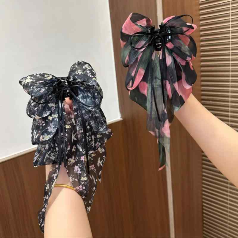 ・カテゴリ: ヘッドアクセサリー・アイテム: ポニーテールクリップ・素材: 混合・カラー展開: レッドローズ、ブラックデイジー・テイスト: フレッシュ＆スウィート・加工: 手作業・対象: 女性