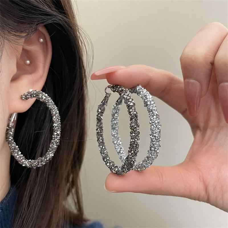 ・カテゴリ: ピアス・ピアス・素材: 人造水晶、銅・加工技術: メッキ・モチーフ: 幾何学、サークル・スタイル: スウィート、韓国風・カラー展開: シルバー、ブラック・サイズ: 約5.4cm・対象: レディース
