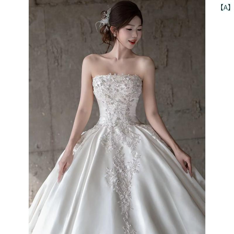 ・カテゴリ: 婚紗・ウェディングドレス・スタイル: ベアトップ・主な素材: ポリエステル・カラー展開: ホワイト（床丈）、ホワイト（トレーン）・サイズ展開: XS、S、M、L、XL、XXL、XXXL・シルエット: プリンセスライン・デザイン要素: レース・袖丈: ノースリーブ・スカート丈: ロング丈・ウエスト: ミドルウエスト・対象: 成人女性